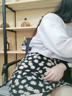 哺乳期少妇变态男的性奴，丝袜高跟深喉草嘴深插子宫高潮喷水，嘴里尿尿让她喝